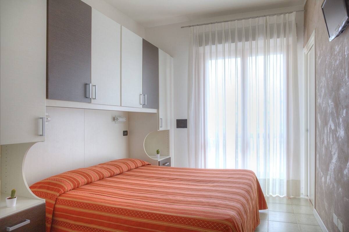 Standard-Doppel- oder -Zweibettzimmer | Zimmersafe, Schreibtisch, kostenlose Babybetten, kostenloses WLAN