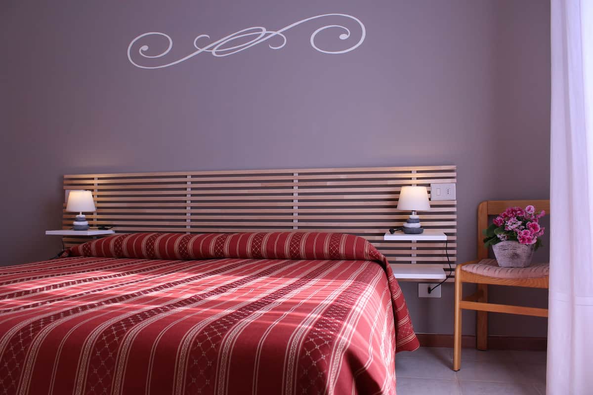 Economy-Doppel- oder -Zweibettzimmer | Zimmersafe, Schreibtisch, kostenlose Babybetten, kostenloses WLAN