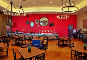 供应早餐、午餐和晚餐