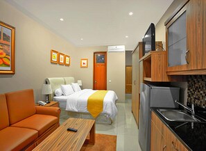 Desk, iron/ironing board, free WiFi - Rumah Aca (Bandung)