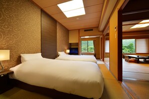 HANAKANMURI 2 Rooms with 2 Double Beds, Japanese Style Room, New Annex Building, Non Smoking | In-room safe, desk, free WiFi - Airinkan (Hanamaki)