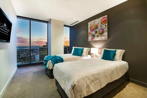 2 Bedroom - 2 Bathroom Sub Penthouse Level | In-room safe, individually decorated, individually furnished - Platinum Apartments at Freshwater (Southbank)
