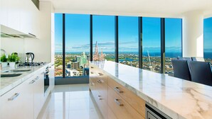 Una cocina moderna con ventanas amplias que ofrecen vistas a la ciudad.