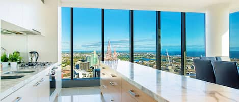 Apartemen Elite, 2 kamar tidur, 2 kamar mandi | Dapur pribadi | Lemari es besar, microwave, oven, dan kompor