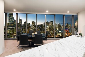 2 Bedroom - 2 Bathroom Mid Level City View | In-room dining - Platinum Apartments at Freshwater (Southbank)