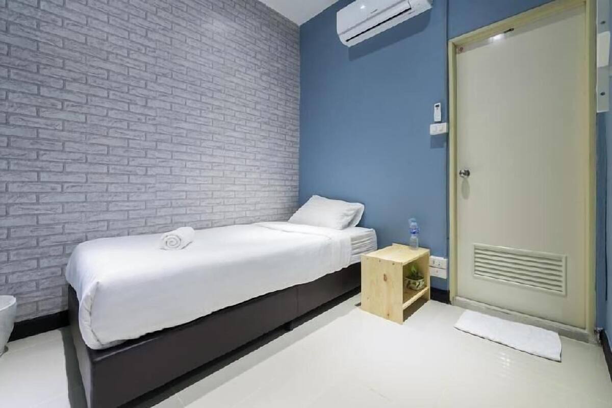 Desk, blackout drapes, soundproofing, free WiFi