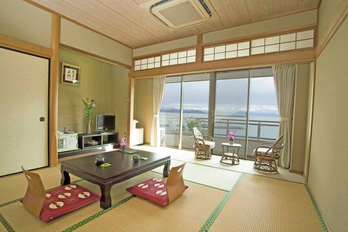 Standard Japanese Style Room, Beach View | In-room dining