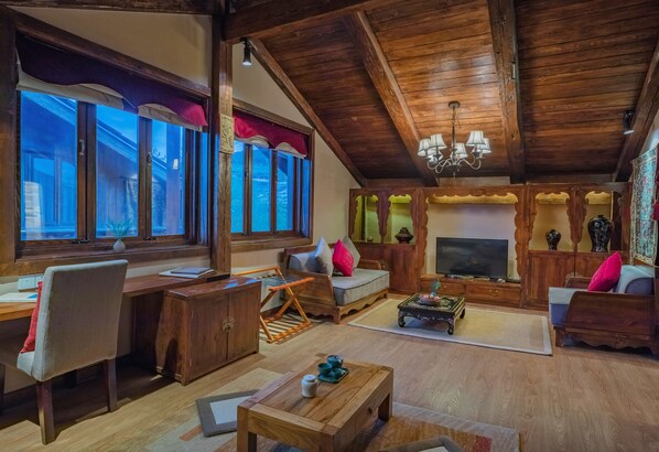 Deluxe-Suite | Wohnzimmer | Flachbildfernseher, Kinderspielzeug, Bücher, Fußbodenheizung