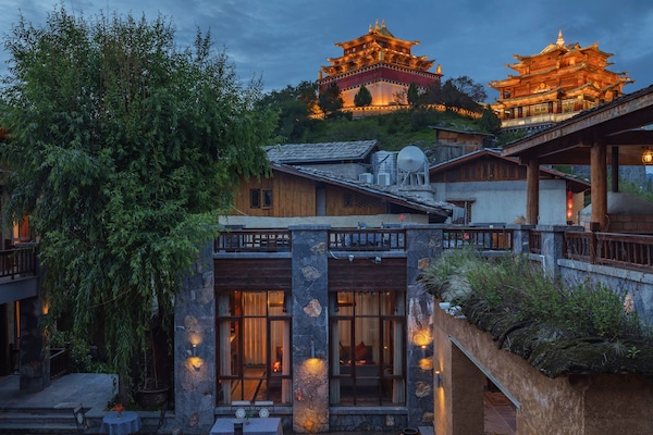 Majoituspaikan julkisivu illalla/yöllä