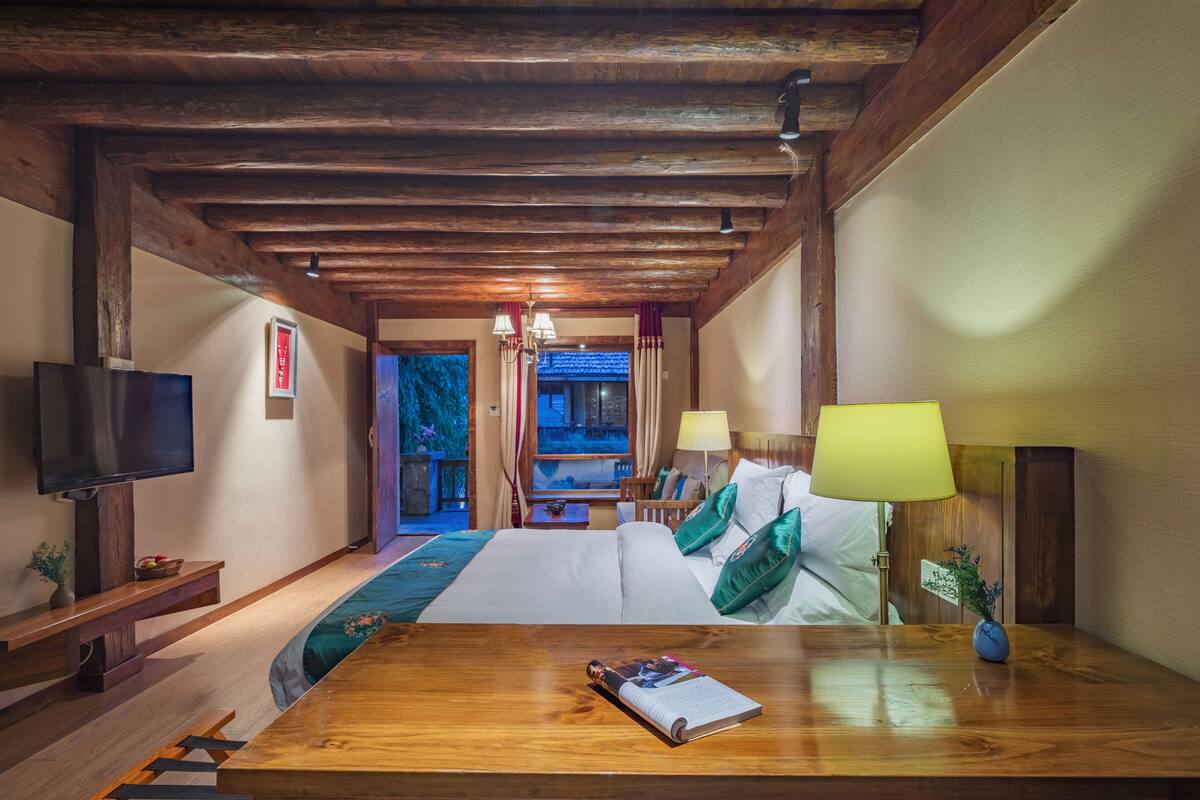 deluxe queen room | premium bedding, down duvets, pillow-top beds, in-room safe