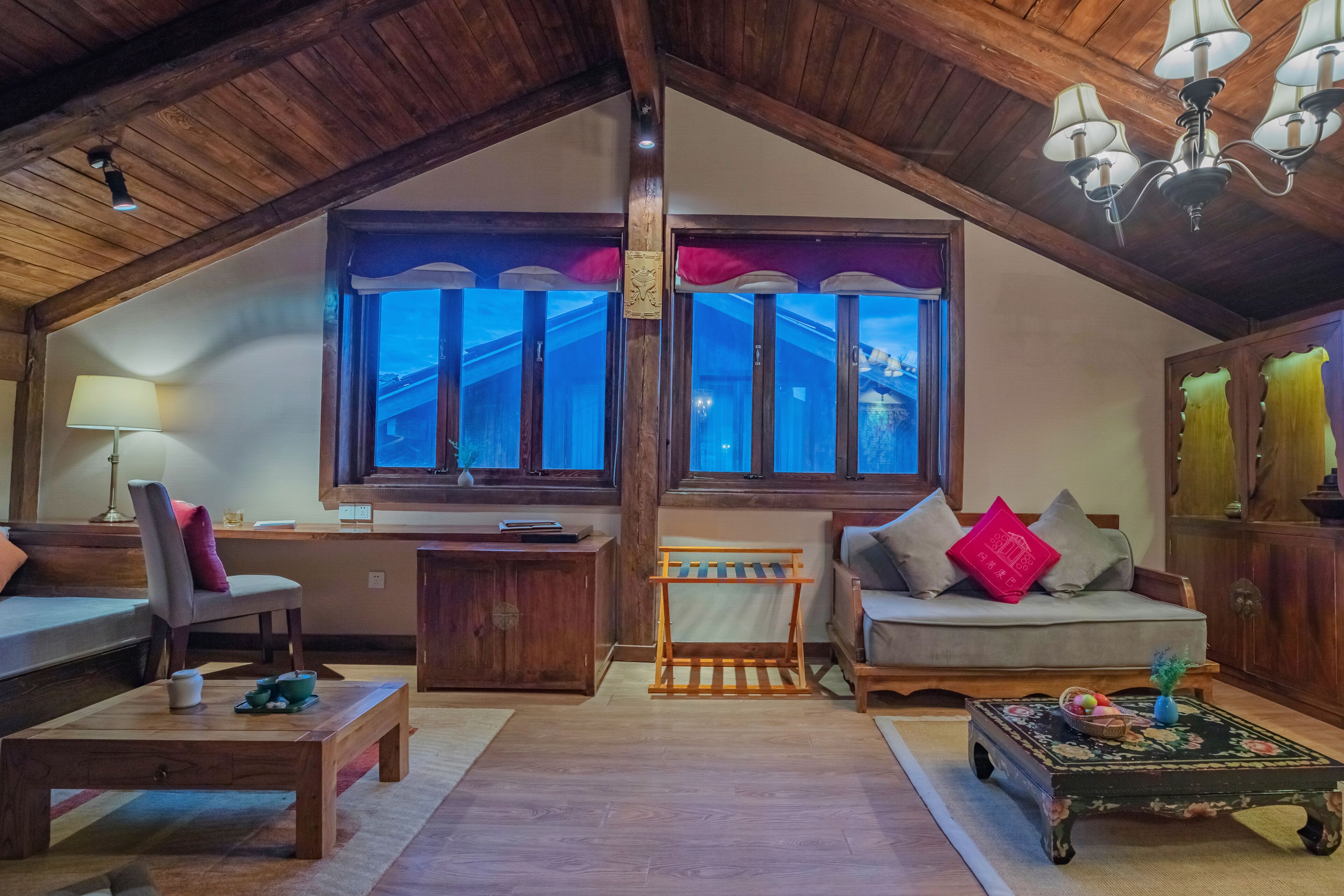 deluxe suite | premium bedding, down duvets, pillow-top beds, in-room safe