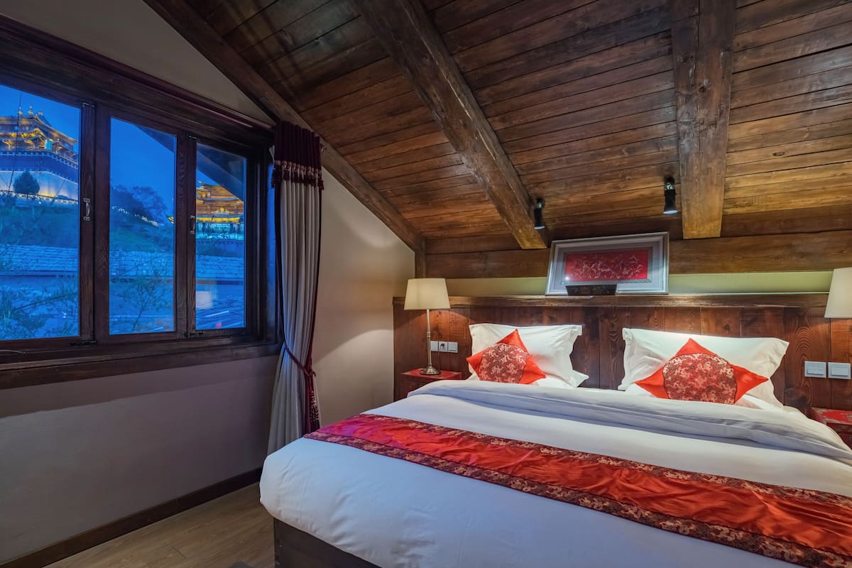 deluxe suite | premium bedding, down duvets, pillow-top beds, in-room safe