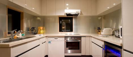 Apartamento (Cecuko C) | Cozinha privada | Geladeira, micro-ondas, fogão, cooktop