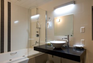 Cecuko B (3 Double + 1 Bunk Bed) | Bathroom | Free toiletries, hair dryer, bidet, towels