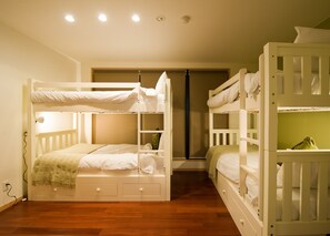 Escritorio, camas plegables/adicionales, wifi gratis y ropa de cama