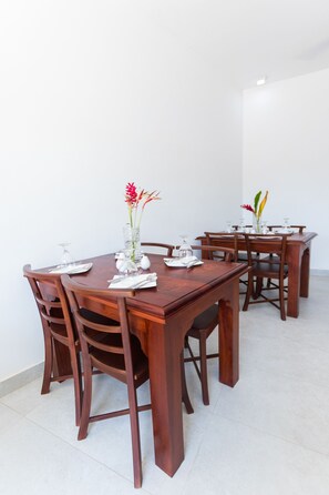 Daily continental breakfast for a fee - The Waves (Unawatuna)