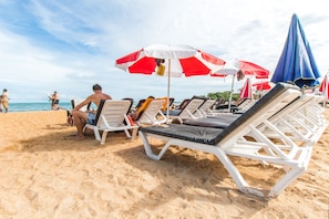 På stranden och sportdykning