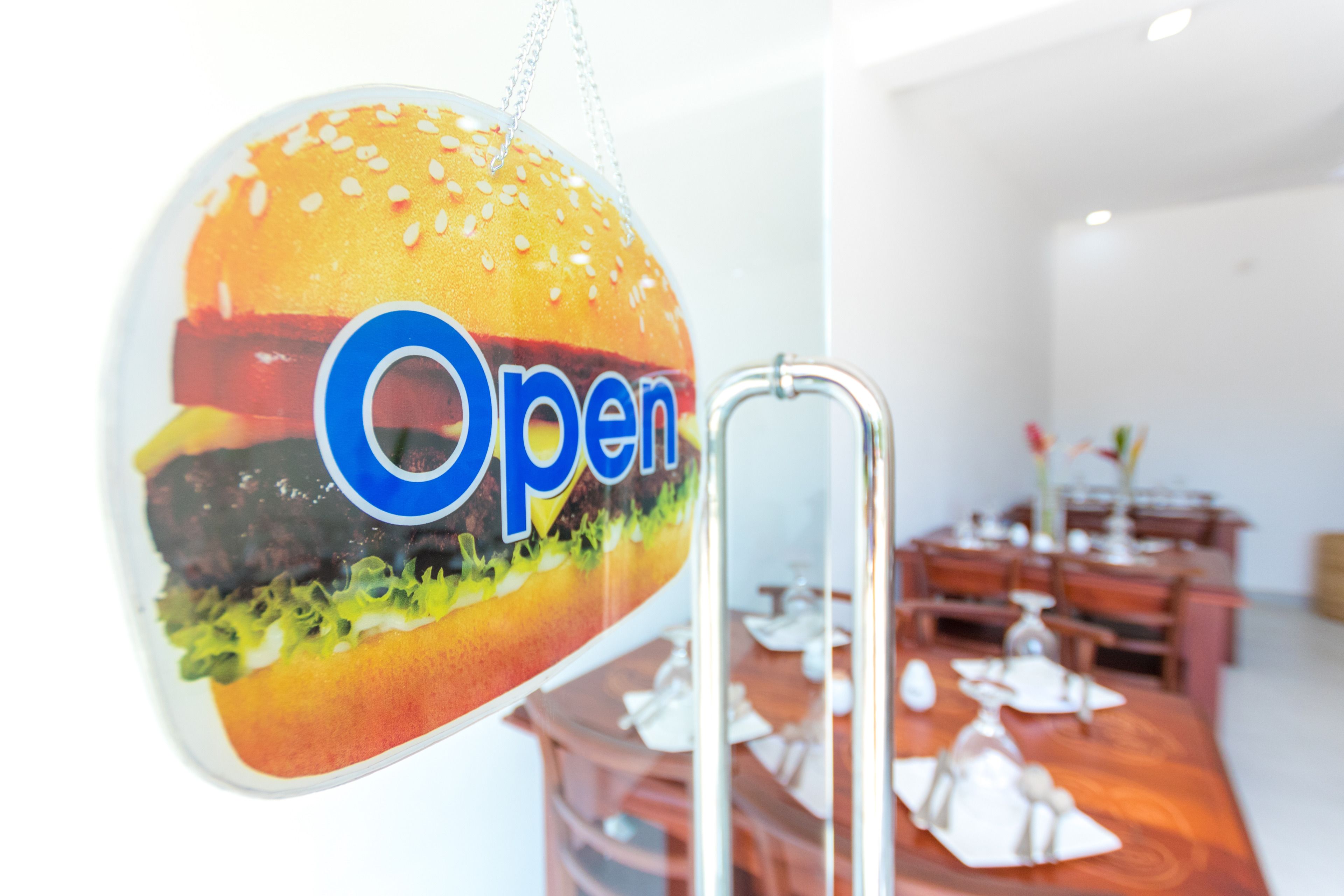 朝食 (コンチネンタル ブレックファスト)、毎日提供 (1 名様 5 USD)