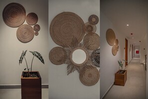 64 インチのスマートテレビ (衛星放送視聴可)、有料ムービー、MP3 ドック