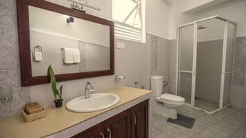 Neljän hengen superior-huone | Kylpyhuone | Suihku, sadesuihkupää, designer-hygieniatuotteet, hiustenkuivaaja