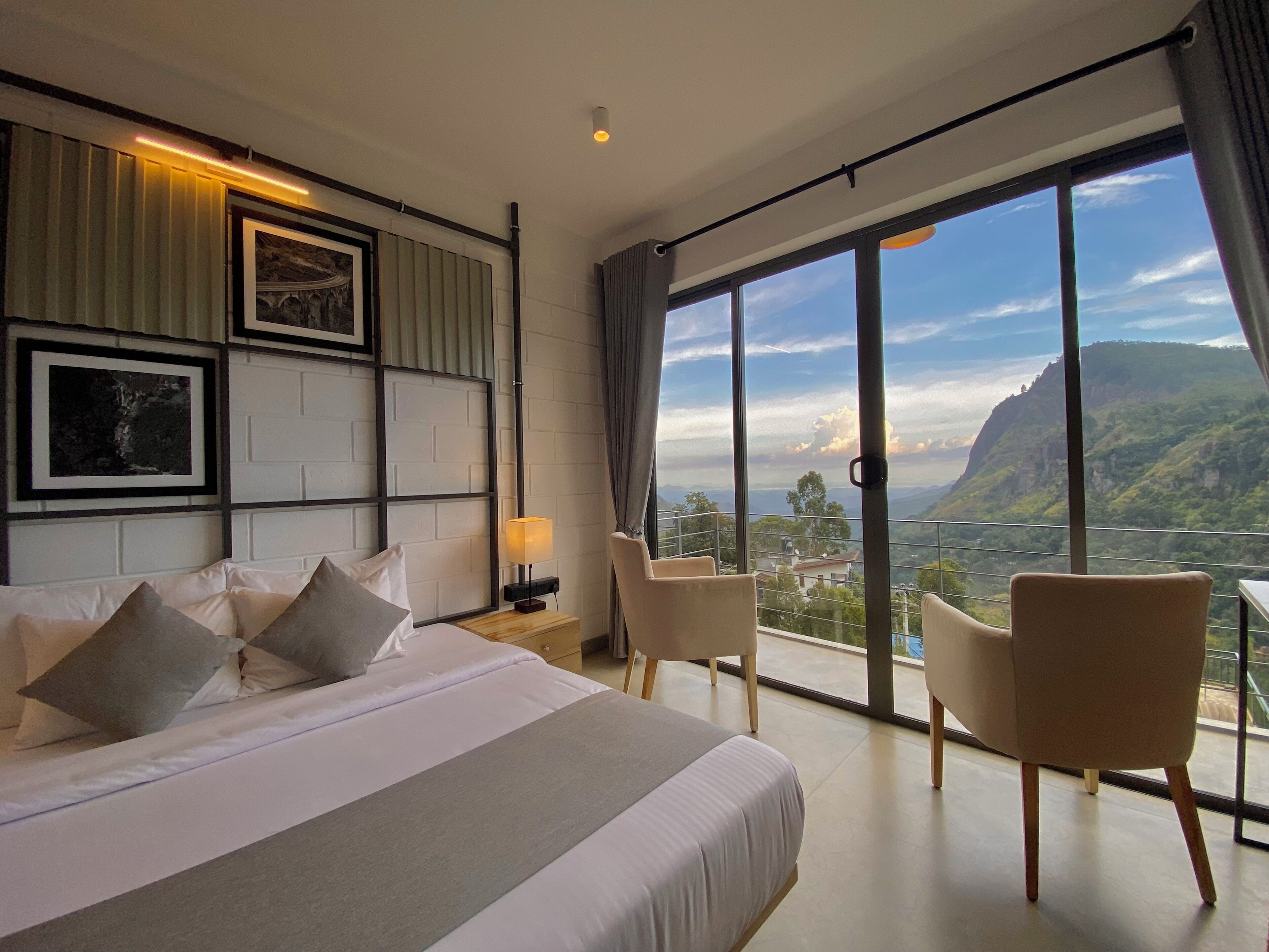 deluxe double room, 1 king bed | premium bedding, minibar, in-room safe, individually decorated