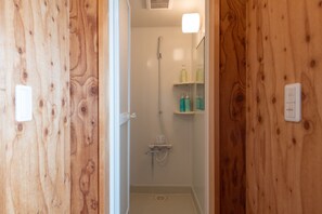 Midori | Bathroom shower - Holiday Niseko Midori (Kutchan)