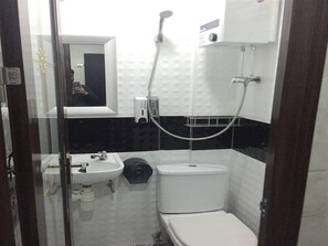 Shower, free toiletries, hair dryer, slippers - Hi-Inn (Kowloon)
