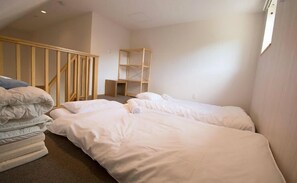 Studio Loft (2 Beds + 2 Japanese Futons)