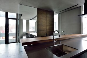 Ori (12 Beds + 3 Japanese Futons) | Private kitchen | Full-size fridge, microwave, stovetop, dishwasher - Holiday Niseko Ori (Kutchan)