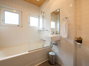 Ensemble douche/baignoire, articles de toilette gratuits, sèche-cheveux