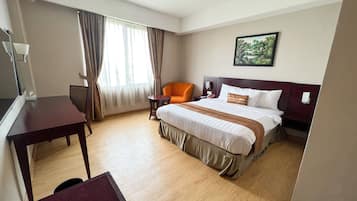 Minibar, caja de seguridad en la habitación y escritorio