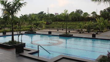 Hồ bơi ngoài trời