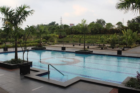 Una piscina al aire libre