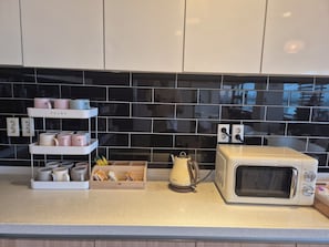 Großer Kühlschrank, Mikrowelle, Kaffeemühle