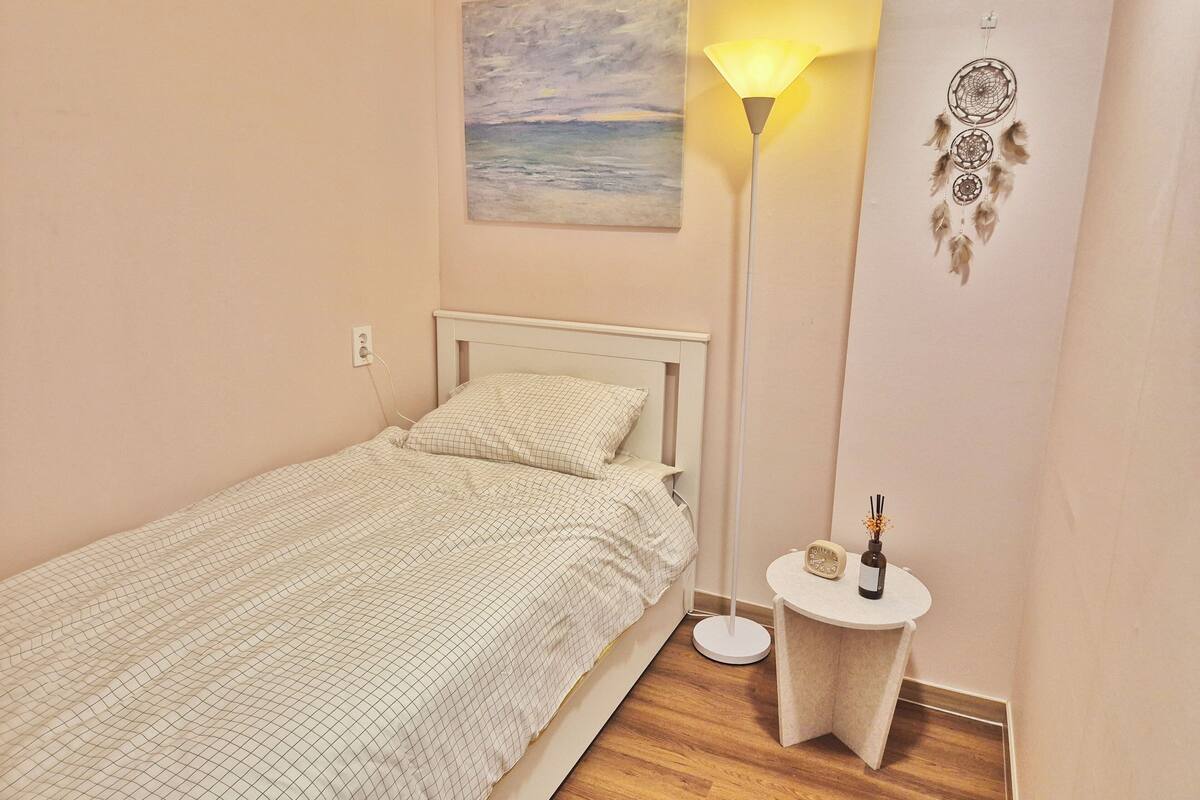 Single room - 1 person | Ruang kerja komputer riba, langsir/tirai gelap terus, Wi-fi percuma 