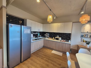 Full-size fridge, microwave, coffee grinder, cookware/dishes/utensils - onjung stay (Busan)