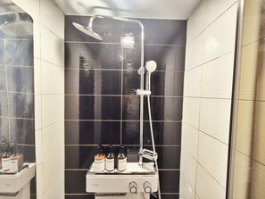 Ducha, artículos de tocador gratuitos, secador de pelo, pantuflas