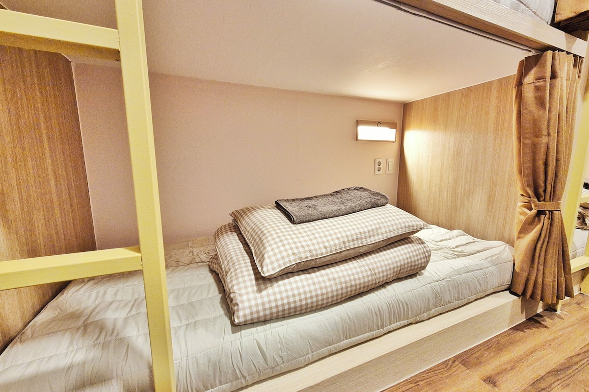 Blackout drapes, free WiFi, bed sheets