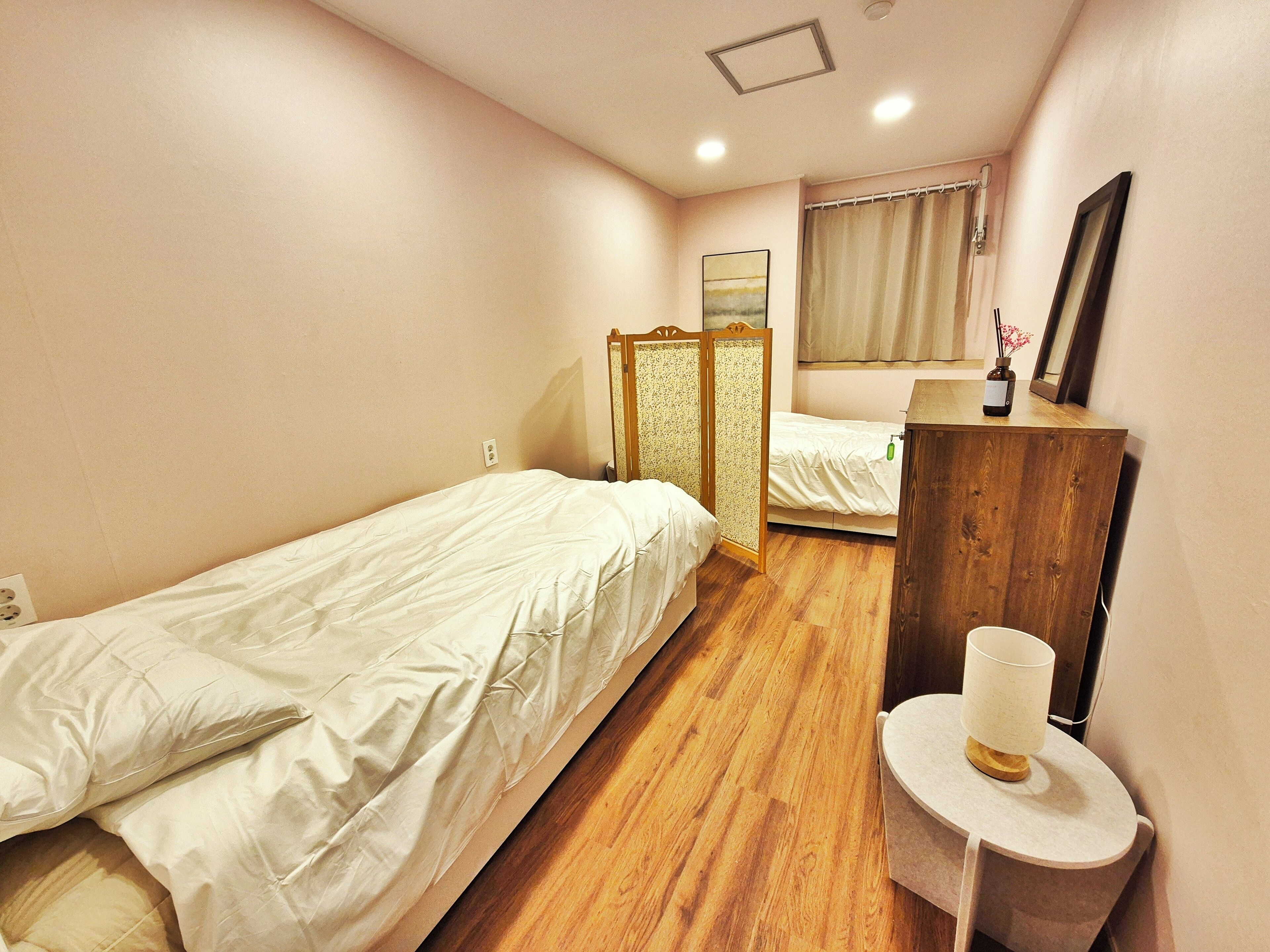 2인실 원 배드 | 노트북 작업 공간, 암막 커튼, 무료 WiFi, 침대 시트