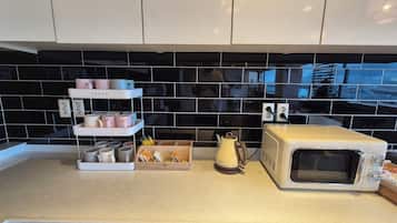 大冰箱、微波炉、咖啡研磨机、厨具/餐具