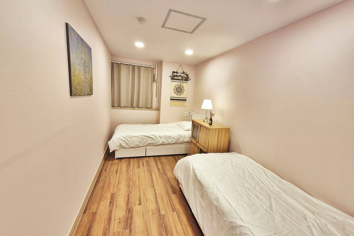 One Bed - 2 People | Ruang kerja komputer riba, langsir/tirai gelap terus, Wi-fi percuma 