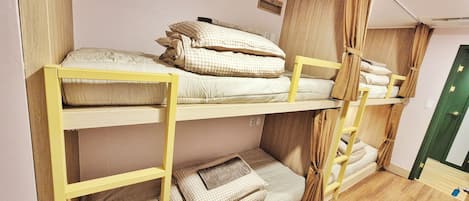 笔记本电脑工作区、遮光窗帘、免费 WiFi、床单