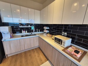 Grand réfrigérateur, micro-ondes, moulin à café