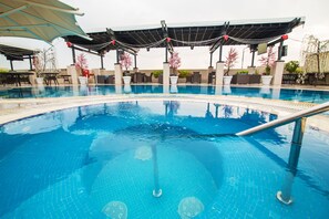 Utomhuspool med öppettider 08.00 till 18.00, och solstolar