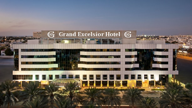 Hotel Grand Excelsior met een modern design, meerdere verdiepingen en een opvallende entree.