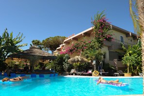 Una piscina al aire libre