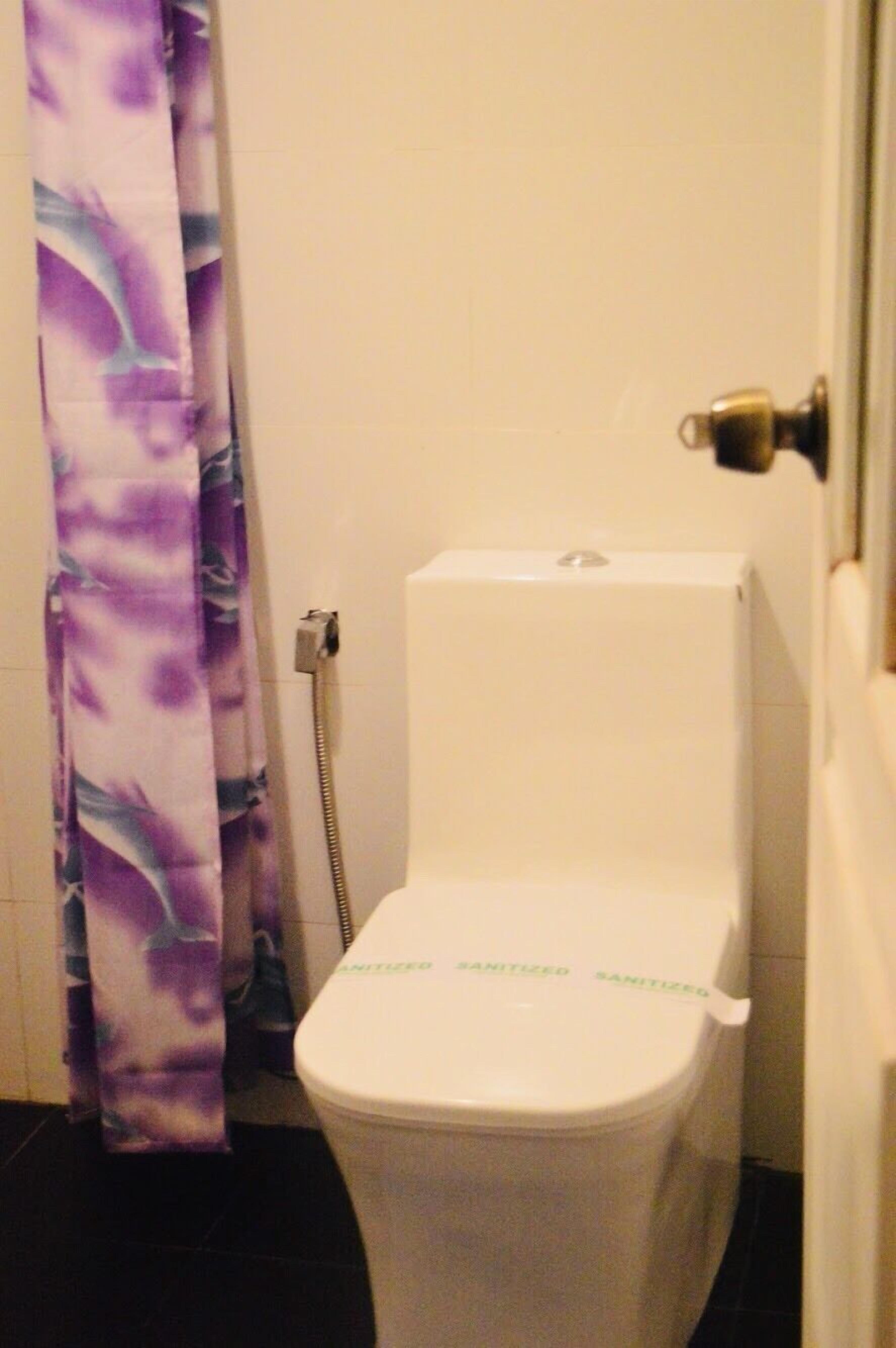 economy room, 1 double bed | bathroom | free toiletries, towels