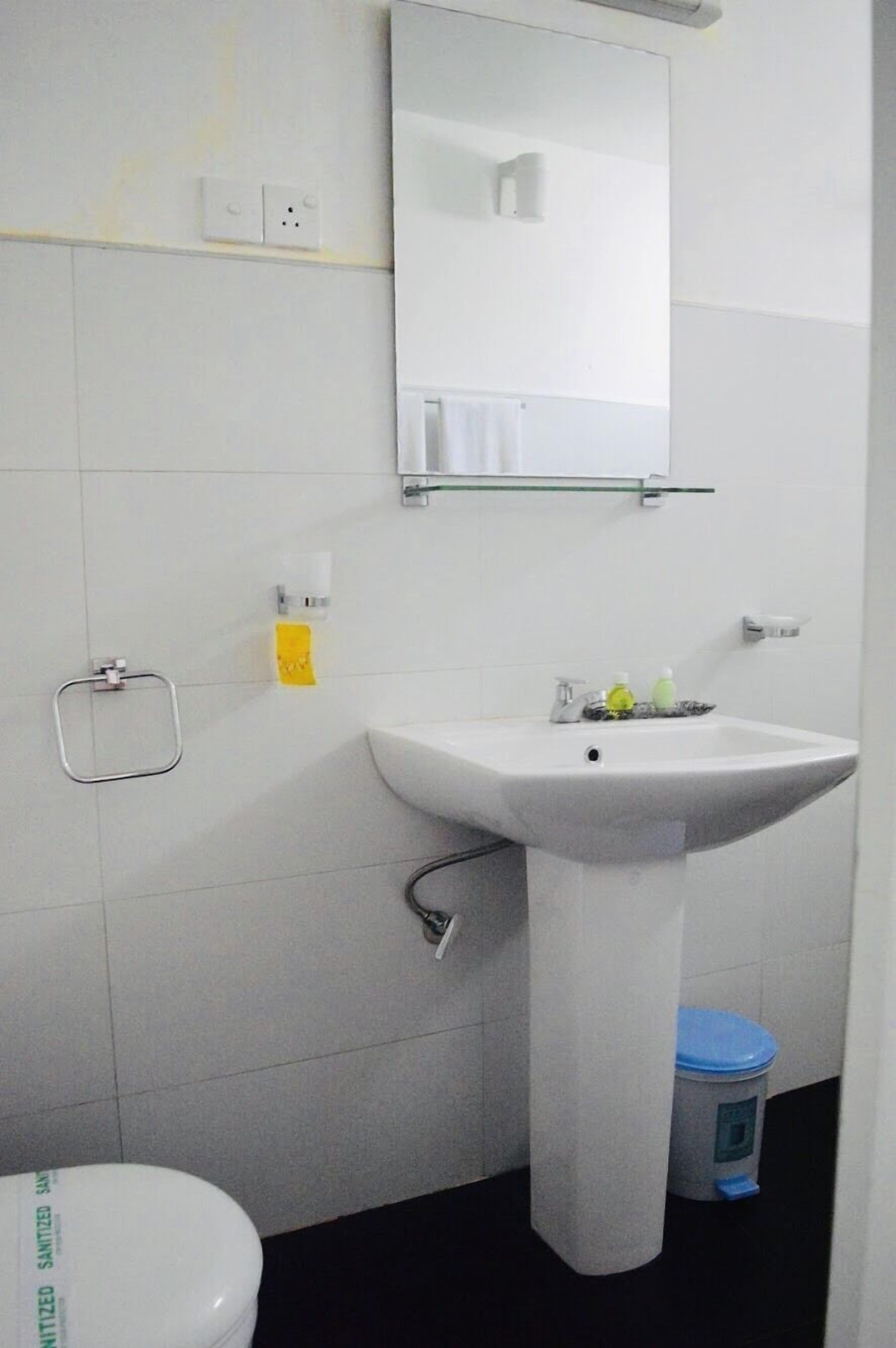 free toiletries, towels