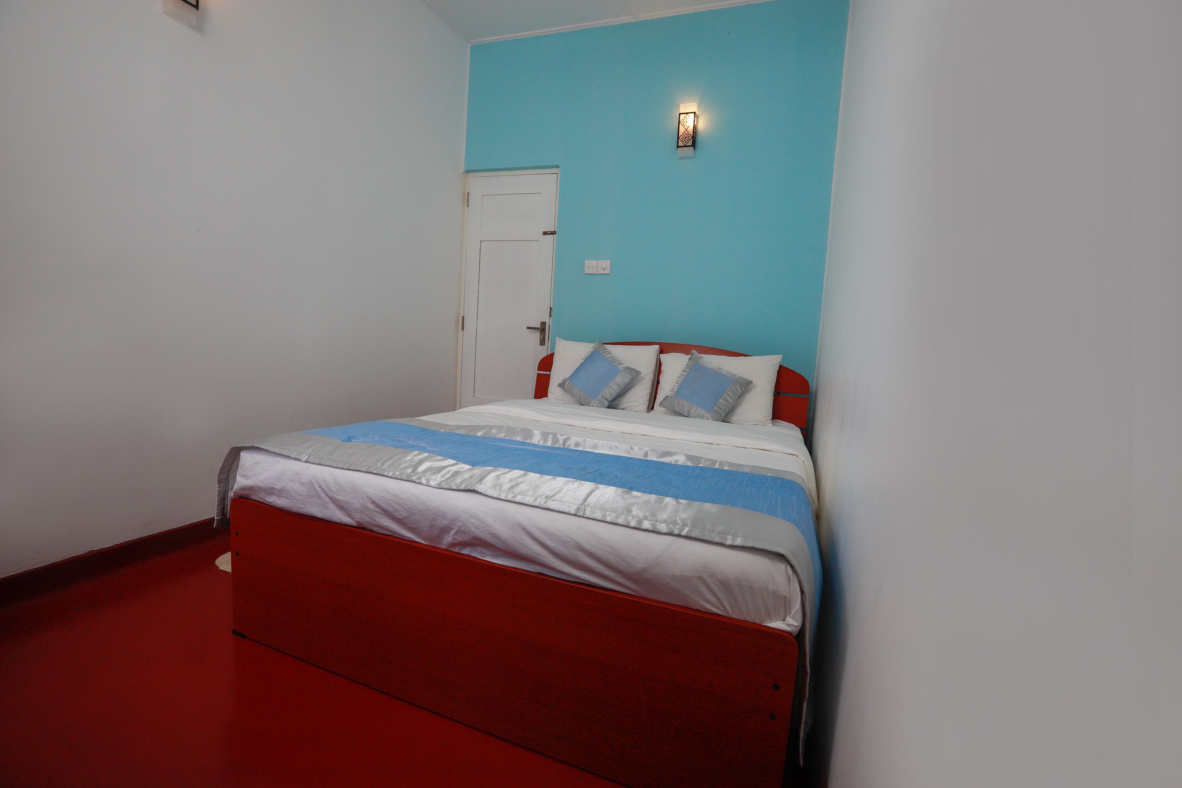 economy room, 1 double bed | premium bedding, desk, iron/ironing board, free wifi
