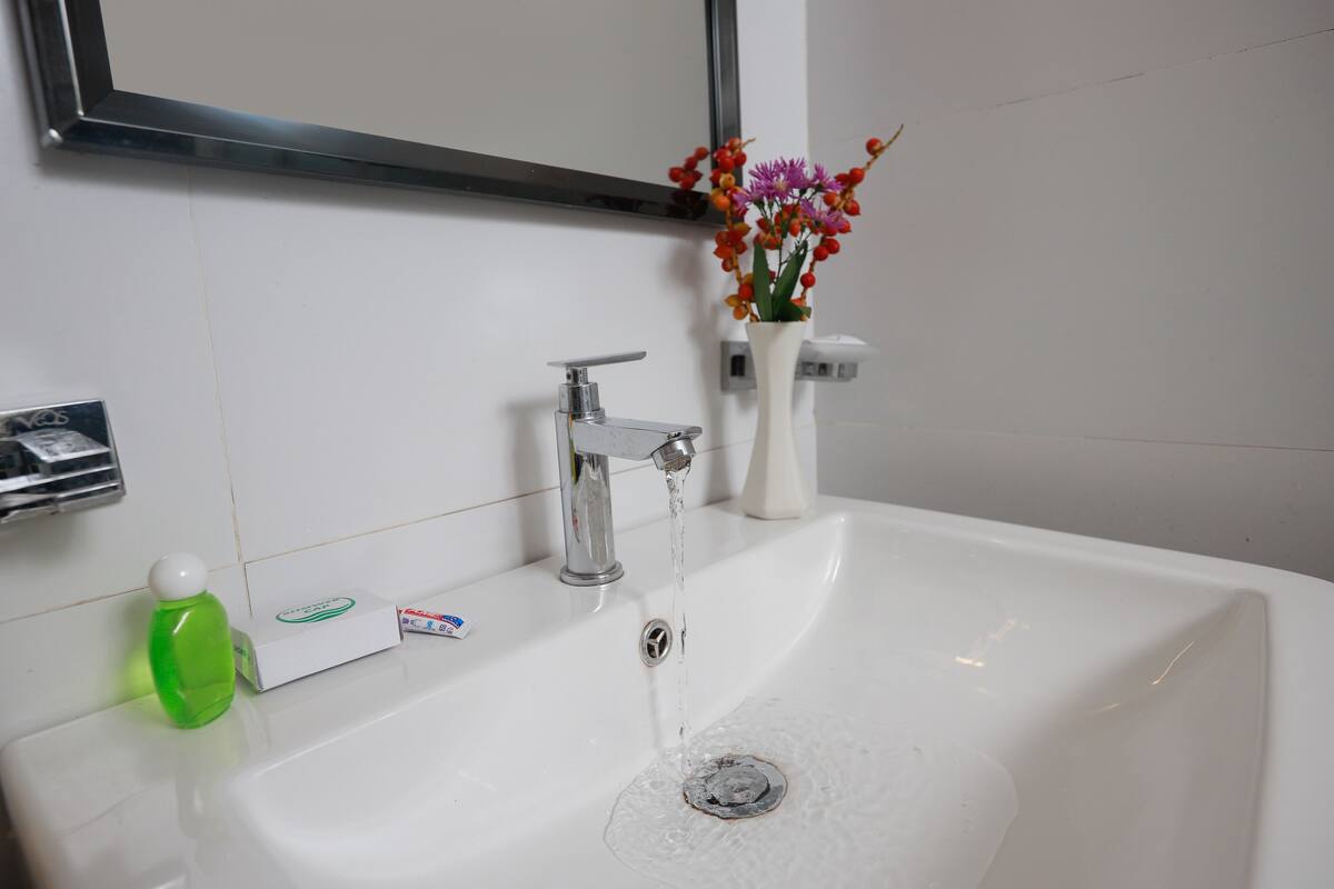 Amenidades de baño gratuitas y toallas